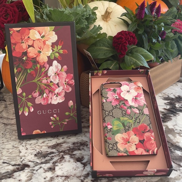 Gucci Cellphone - Picture 3 of 3